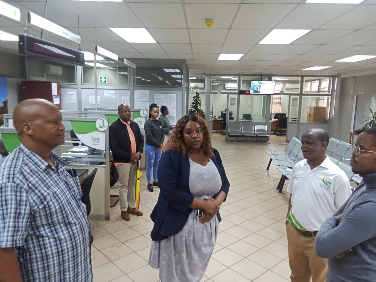 kholofeloMorodi's tweet photo. 🚨 This morning, I conducted an unannounced site visit at Mamelodi Customer Care. Found offices of housing, cashiers &amp; indigent registers closed despite operating hrs starting at 07:30. Action will be taken against these officials. Residents were already waiting .@CityTshwane https://t.co/uKITnFb8FR