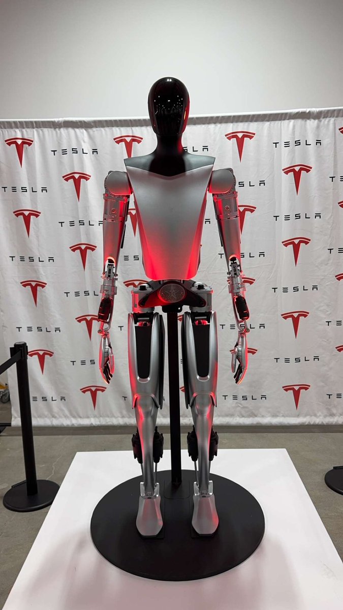 scotteh's tweet photo. Tesla North Hollywood grand opening. Great meeting @BLKMDL3 and @brand0n  + interesting Q&amp;A with @wmorrill3 and @RyanTorresTesla! https://t.co/iSB5ae5FBL