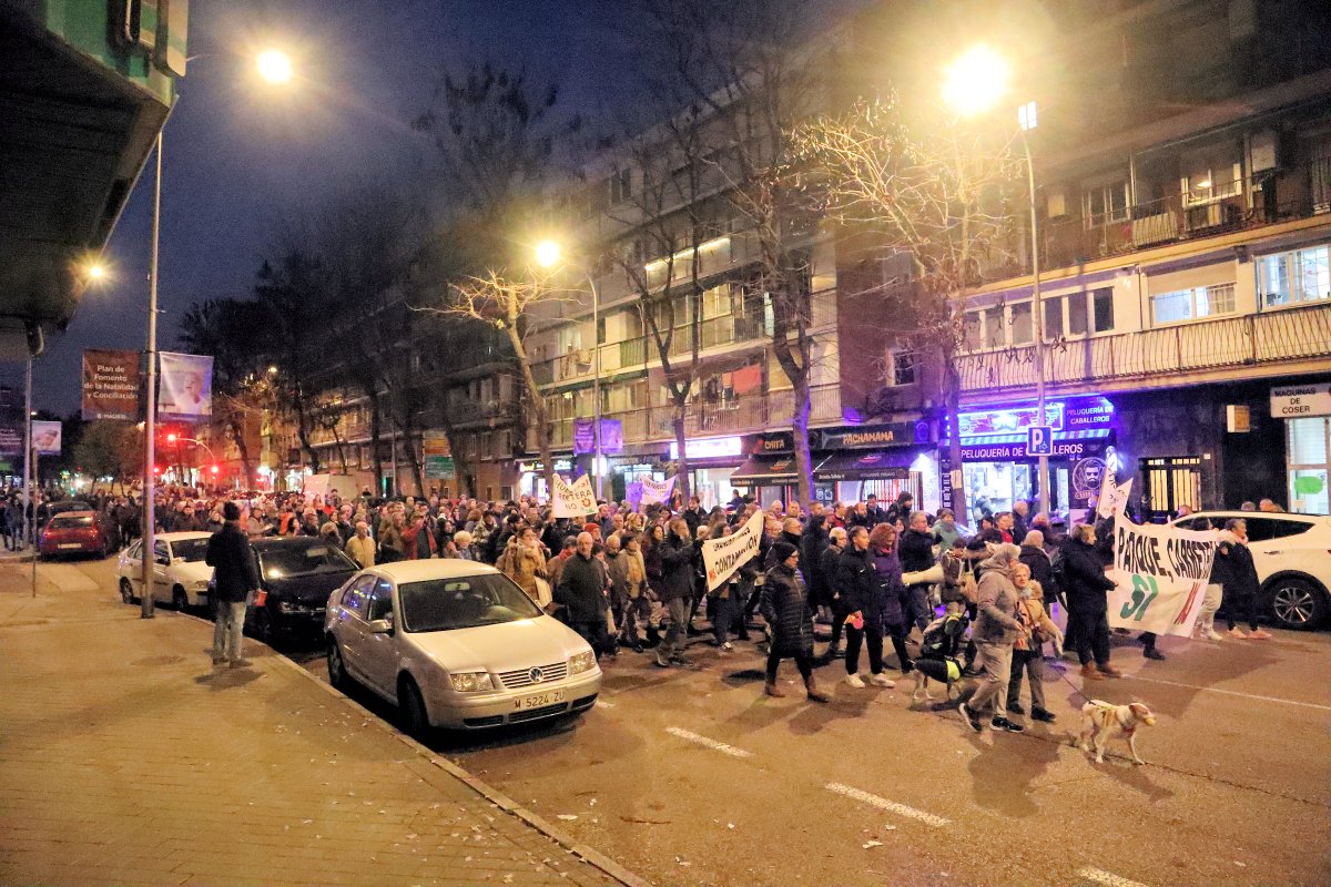 SOSCarabanchel's tweet photo. Hace 13 años, fallecía en el CIE de la cárcel de Carabanchel [mal llamado "de Aluche], Samba Martine.

También ayer, en la manifestación, hubo gritos pidiendo el #CIErreYA de esa vergonzosa instalación.

Recordemos que es definido, en el #PelotazoCarabanchel, como "Equipamiento". https://t.co/evOqbeJ8Dq