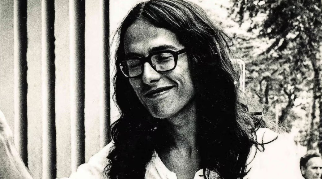 Ayer me encontré, de nuevo, con este tipo, en uno de los ensayos Bonsái, de Fabián Casas. ¿Saben quién es? El Kurt Cobain de la literatura colombiana. El príncipe de Cali-calabozo.