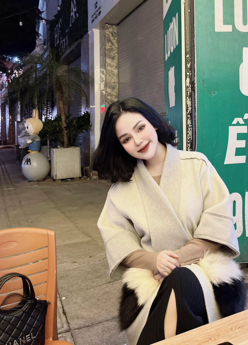 Không câu từ hoa mỹ,
Không văn vở gì nhiều
Chỉ mong em nhớ kỹ,
Em là người tôi yêu .