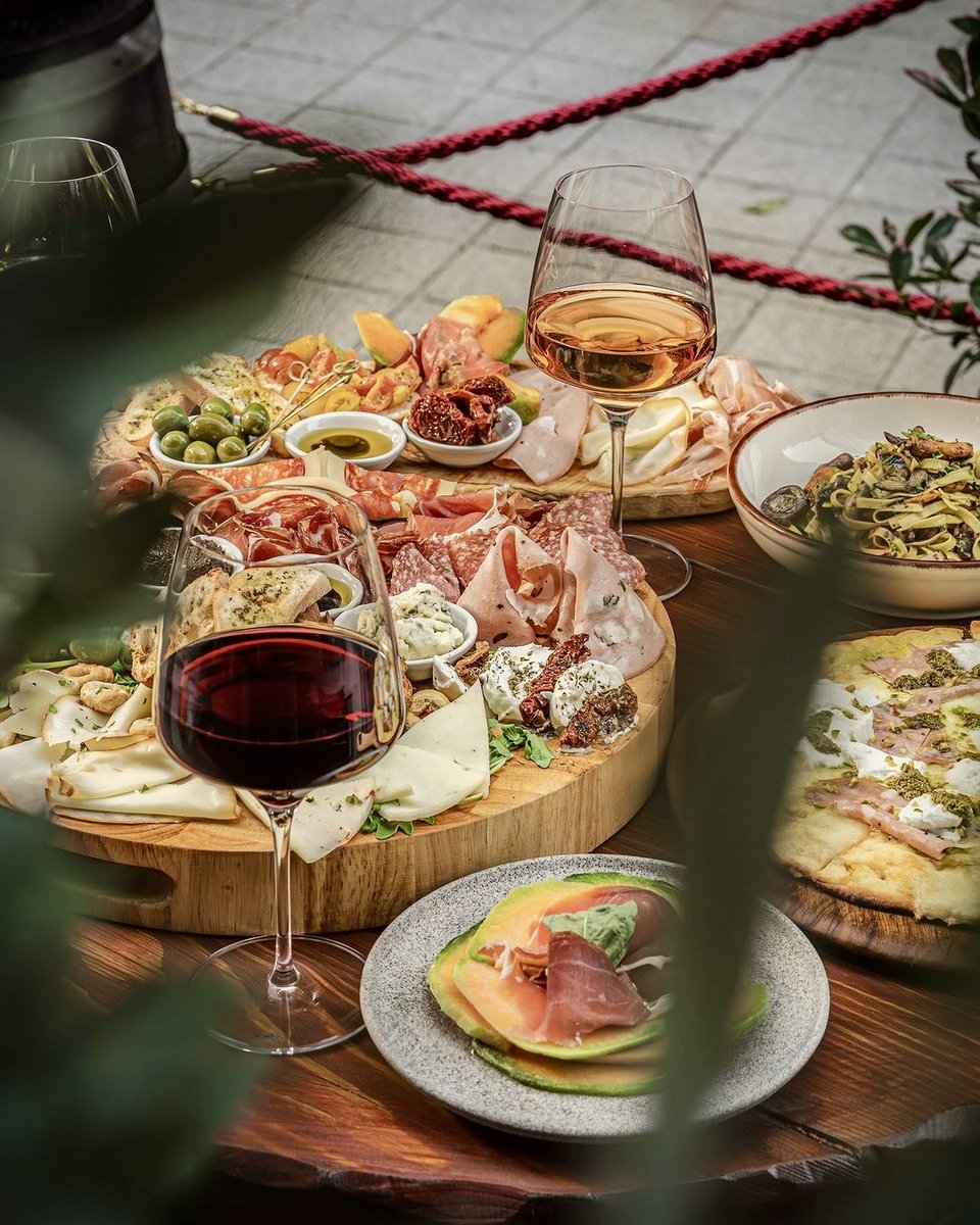 DestinationMK's tweet photo. 🤩 COMPETITION 🤩
LAST chance to enter our LAST competition of the year, you could win a £100 voucher to enjoy a meal and drinks @tehhubmk 👍😋🍹 T&amp;Cs apply.

To enter, RT this post before 8pm TONIGHT. Comp is running on our other social channels. https://t.co/u63ZB4fxDf