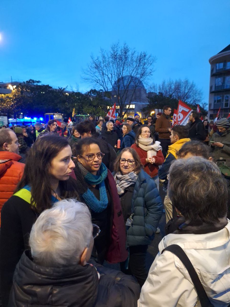 Avec les centaines de manifestant-es présent-es ce matin devant l’Hôtel de Région. 

Nous seront à vos côtés pendant ces 2 jours de session pour dire non au budget destructeur de <a href="/C_MORANCAIS/">Christelle MORANÇAIS</a> ❌

#DirectPdL