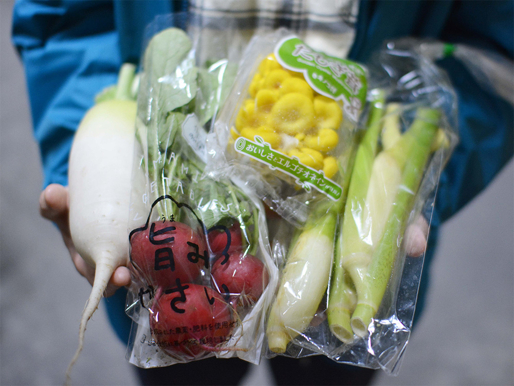 lothical_jp's tweet image. 京都を拠点に農薬や化学肥料不使用で栽培された農産物の販売を行う #坂ノ途中 では、季節や自然のサイクルを感じてもらうことを大切にしています。

扱う野菜は何と年間500種類以上！

自然のサイクルに自分自身を合わせる生き方について考えてみませんか？

詳しくはこちら。
lothical.jp/person/sakanot…