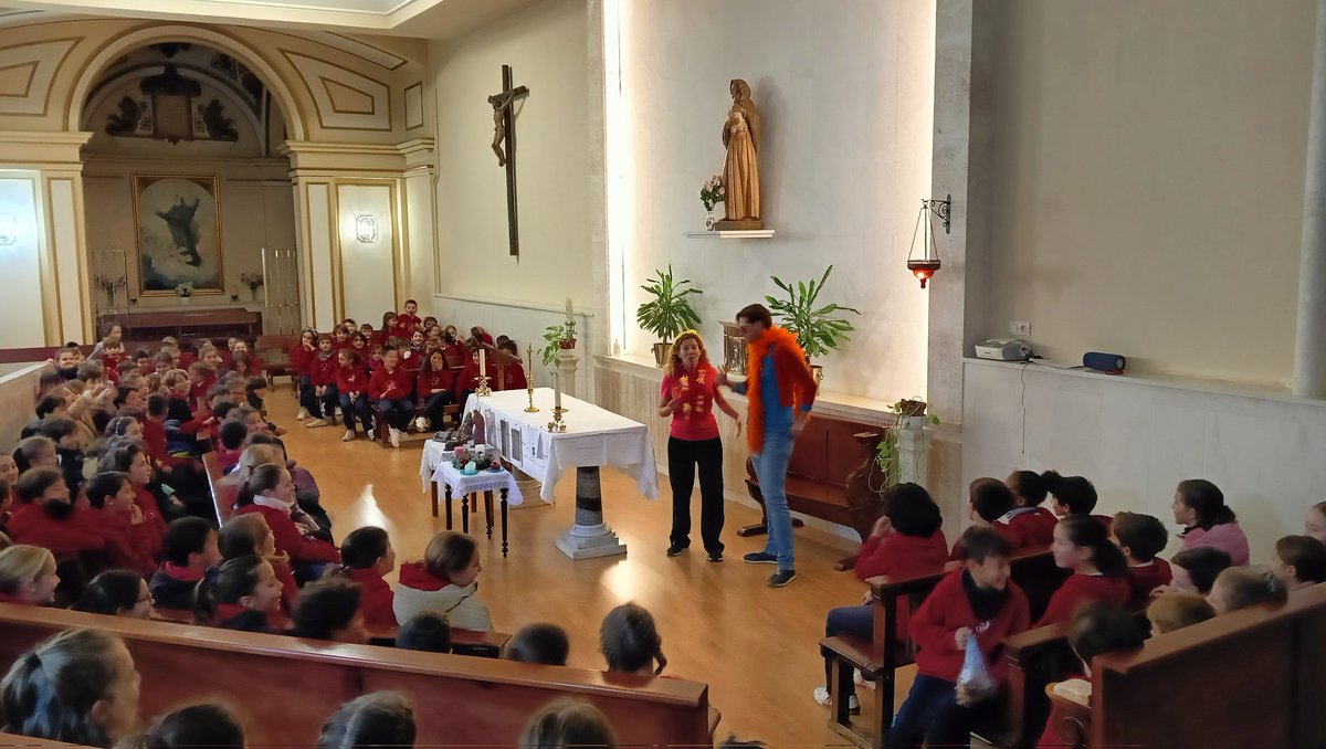 CSC_Granada's tweet photo. Mari Puri ayuda a su amigo Anacleto a hacerle ver el verdadero significado de la Navidad: ayudar a los demás 🛒🧸, estar con la familia 🧒🏻👫🏻👧🏼 y celebrar el nacimiento de Jesús 🌠. 
La oración de Navidad de 3º y 4º de Primaria siempre sorprende a nuestro alumnado.
#oración #FESB https://t.co/xNW855HDJ7