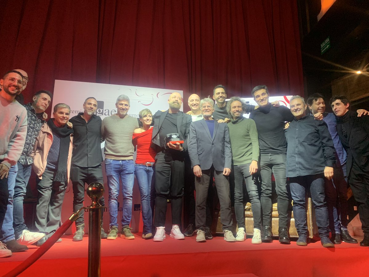 El HUMOR, así, con todas sus letras en mayúscula, fue celebrado y dignificado ayer, en él I Premio SGAE MIGUEL GILA, que distinguió al gran <a href="/Goyojimenez/">Goyo Jiménez</a>, quien recogió su galardón arropado por numerosos compañeros de varias generaciones. <a href="/fundacionsgae/">PAlHl</a> <a href="/sgaeactualidad/">SGAE</a>