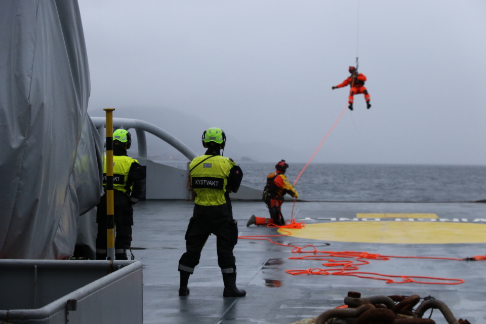 Når uværet står på og forholdene er tøffe er det fortsatt viktig å kunne gjøre en innsats. KV Sortland har gjennomført heiseøvelse med 330-skvadron. Været er grått og mørkt men stemningen er god!