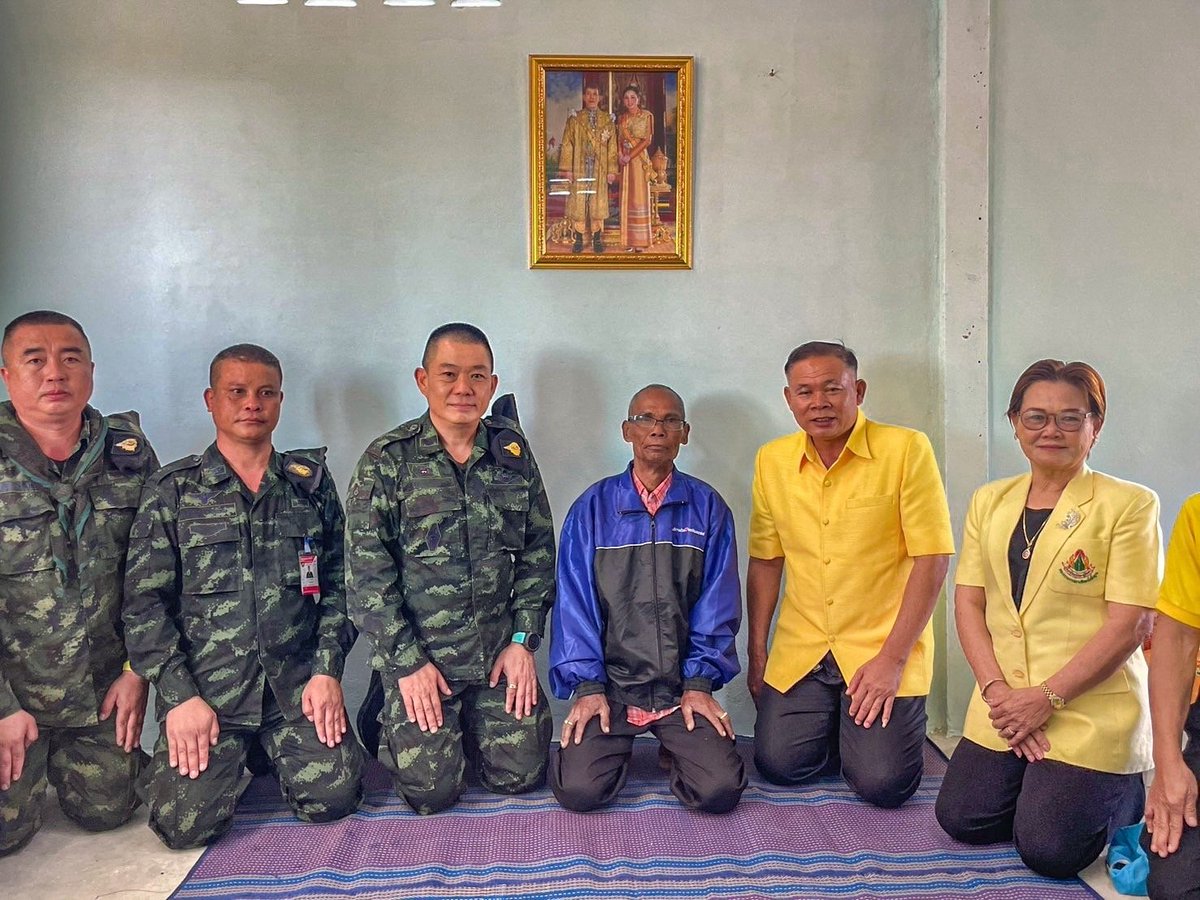 พันเอก สุรกิจ กาฬเนตร ผู้บังคับหน่วยเฉพาะกิจที่ 1 เป็นประธานในพิธีมอบบ้านให้กับประชาชนผู้ยากไร้คือ นางแป้น สิมชาติ อายุ 68 ปี ณ บ.หนองทา ต.กระแชง อ.กันทรลักษ์ จว.ศ.ก.ตามโครงการ “กองทัพบกสร้างบ้านทั่วไทยเพื่อถวายเป็นพระราชกุศล” 
#หน่วยเฉพาะกิจที่1
#กองกำลังสุรนารี
#กองทัพภาคที่2