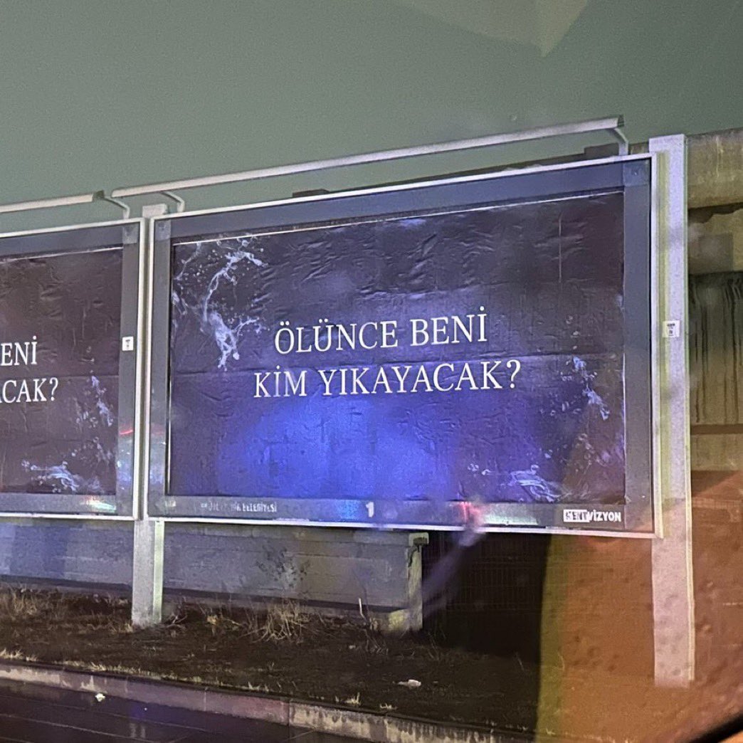 Kimin yıkayacağını boşverin, sizin yatacak yeriniz yok.
Öncelikle bunu bir bilin...
Büyük laflar edecek değilim.
Çünkü bu billboardlarla zaten siz kendi küçüklüğünüzü ilan etmişsiniz.
Şimdi biz bu kepazeliği kime ve nereye şikayet edelim?
Bir dizi reklamıymış ve TRT'de