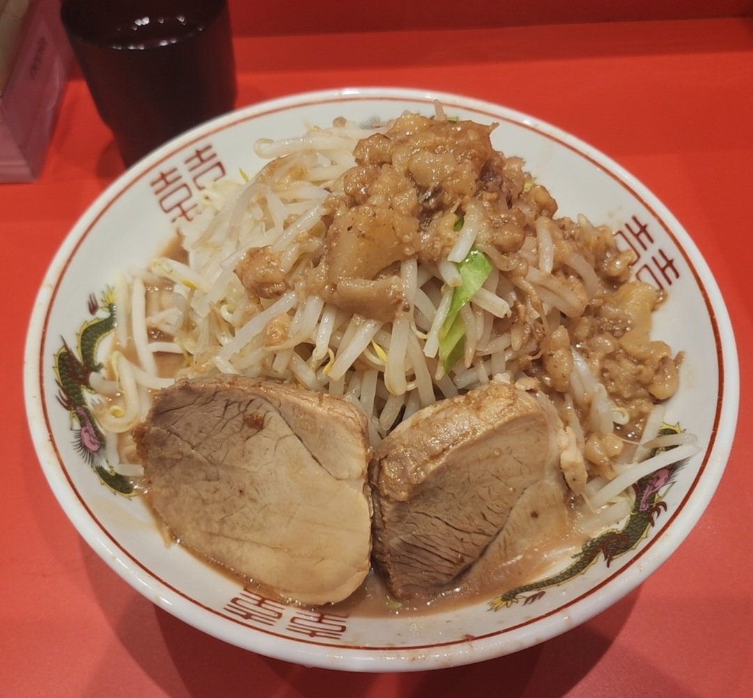 zenmasikun's tweet photo. 2024/12/19　🆕BUTAKIN 御茶ノ水店
【注文&amp;コール】小ラーメン 250g「野菜&amp;アブラマシマシ」
スープは醤油とんこつなのかな？薄めでクリーミーな感じ🥛麺はゴワゴワ系で豚は脂身なくパサパサ系🐷他店と比べて麺量が少ないから二郎系初のマシマシにしてみたけど余裕でペロリだよっと��� https://t.co/J6OoSHCDhy