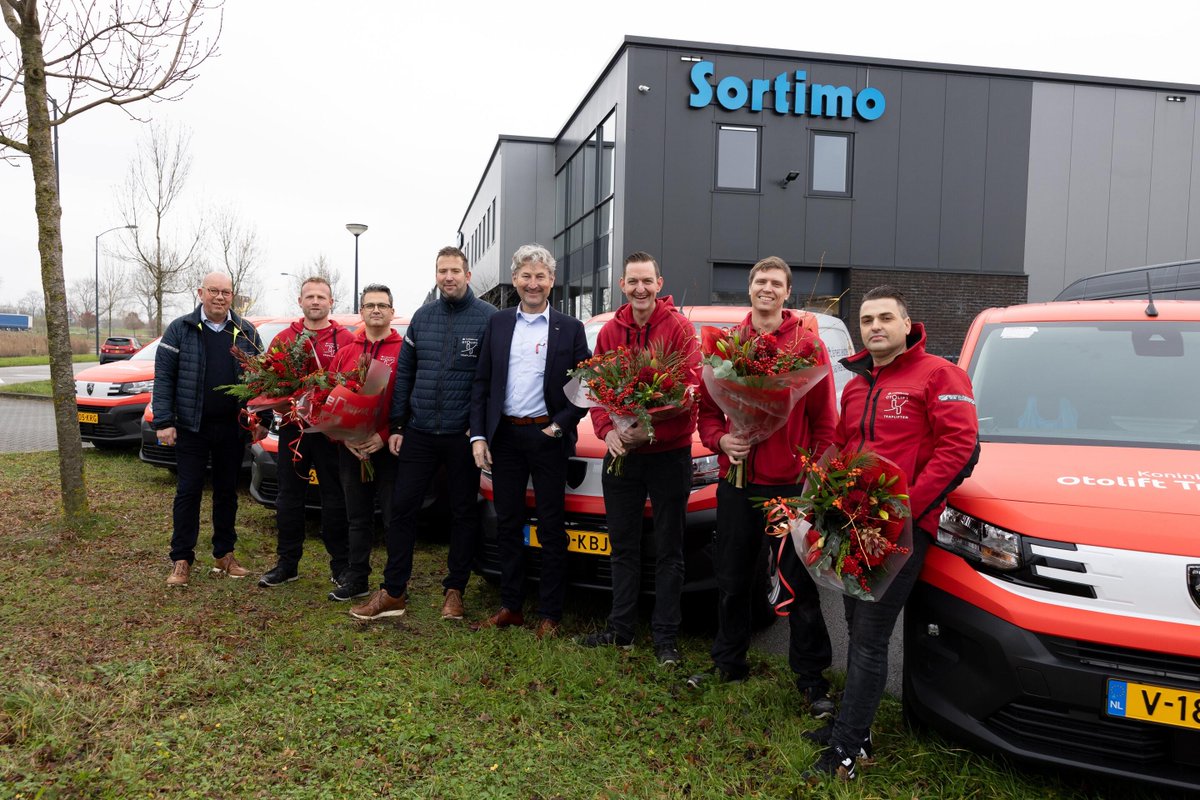 🚀 Trots op onze samenwerking met Otolift!

Op 17 december leverden we de laatste vijf elektrische Peugeot Partners af aan onze partner Koninklijke Otolift, waarmee we een succesvol project afronden. 🎉 

Meer over dit project lees je in ons blog: eu1.hubs.ly/H0fvFT40
