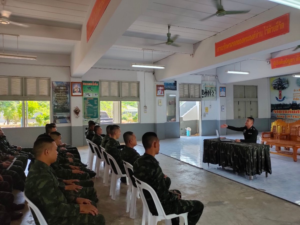 ร.อ.วันชัย  นามบุญลา ฝอ.2 ป.6 พัน.106 ได้อบรมให้ความรู้เรื่องการใช้สื่ออย่างสร้างสรรค์ เพื่อสร้างภูมิคุ้มกันในการใช้สื่อโซเชียลมีเดียของกำลังพล พลทหาร จำนวน 35 นาย ได้มีความรู้ในการใช้สื่อโชเชียล ให้เกิดประโยชน์สูงสุด
#กองพันทหารปืนใหญ่ที่106
#กรมทหารปืนใหญ่ที่6