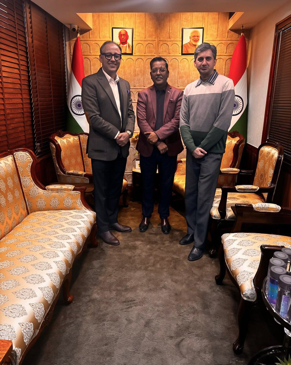 EODB_IN's tweet photo. Mr Ankush Singh Pahil, Member- @NHforEV Working Group called on O/o The National Program Director, @EODB_IN to meet Mr Sinha to discuss the critical need for Single Window Clearance under #EODB. 

Know More:
https://t.co/u3Nh4ln4UR

#SingleWindowClearance #Innovation https://t.co/XkwTV3QbIV