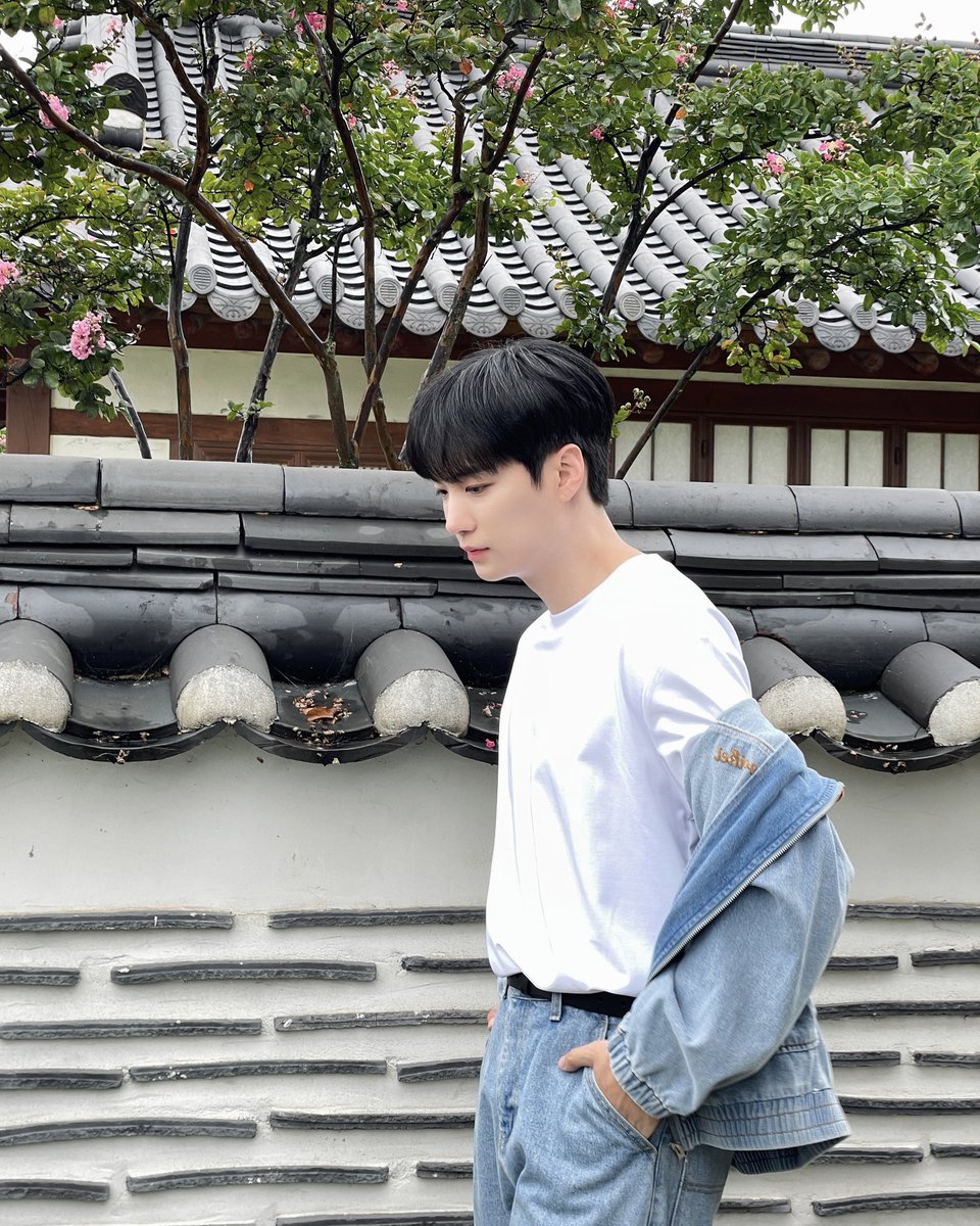 [#PHOTO]
느낌 좋은 종현이 등장💙
종현이가  잘생기고, 예쁘고, 귀엽고, 사랑스럽고 다 잘해요💛

최고다 김종현🌸

#힐링웨이브
#KimJonghyeon #김종현