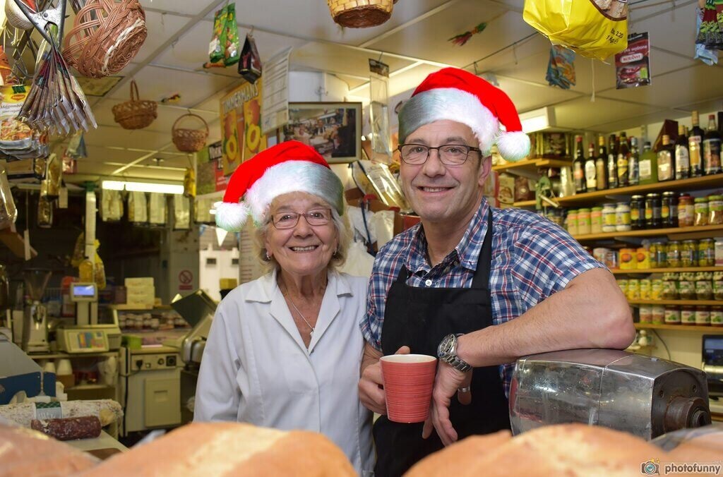 🎄Christmas is coming!!🎄
But there's plenty of time to get all your festive goodies and we are fully stocked 🥩🧀🍰🍷🥐☕
We're open 9am to 5pm today, tomorrow, Saturday, Monday and of course Christmas Eve.
We can't wait to see you all!
#TopofTown # #ShopLocal <a href="/bradfordmarkets/">Bradford Markets</a>