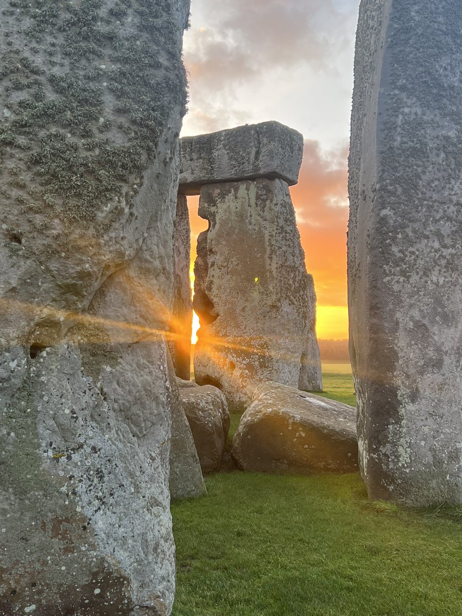 ST0NEHENGE's tweet photo. Sunrise at Stonehenge today (19th December) was at 8.07am, sunset is at 4pm 🌤️ https://t.co/eazAIygJT6