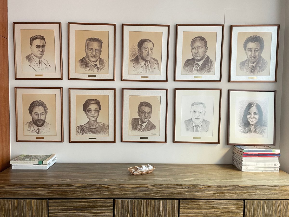 📅 Dilluns 16 de desembre, la junta de Govern va obsequiar la Sra. Teresa Arnal, qui va ser presidenta del Col·legi fins al maig de 2023, amb el seu retrat, obra del col·legiat Sr. Paco Curto. 

#CATTE #ArquitecturaTècnica #TerresdelEbre #Agenda #AssembleaGeneral