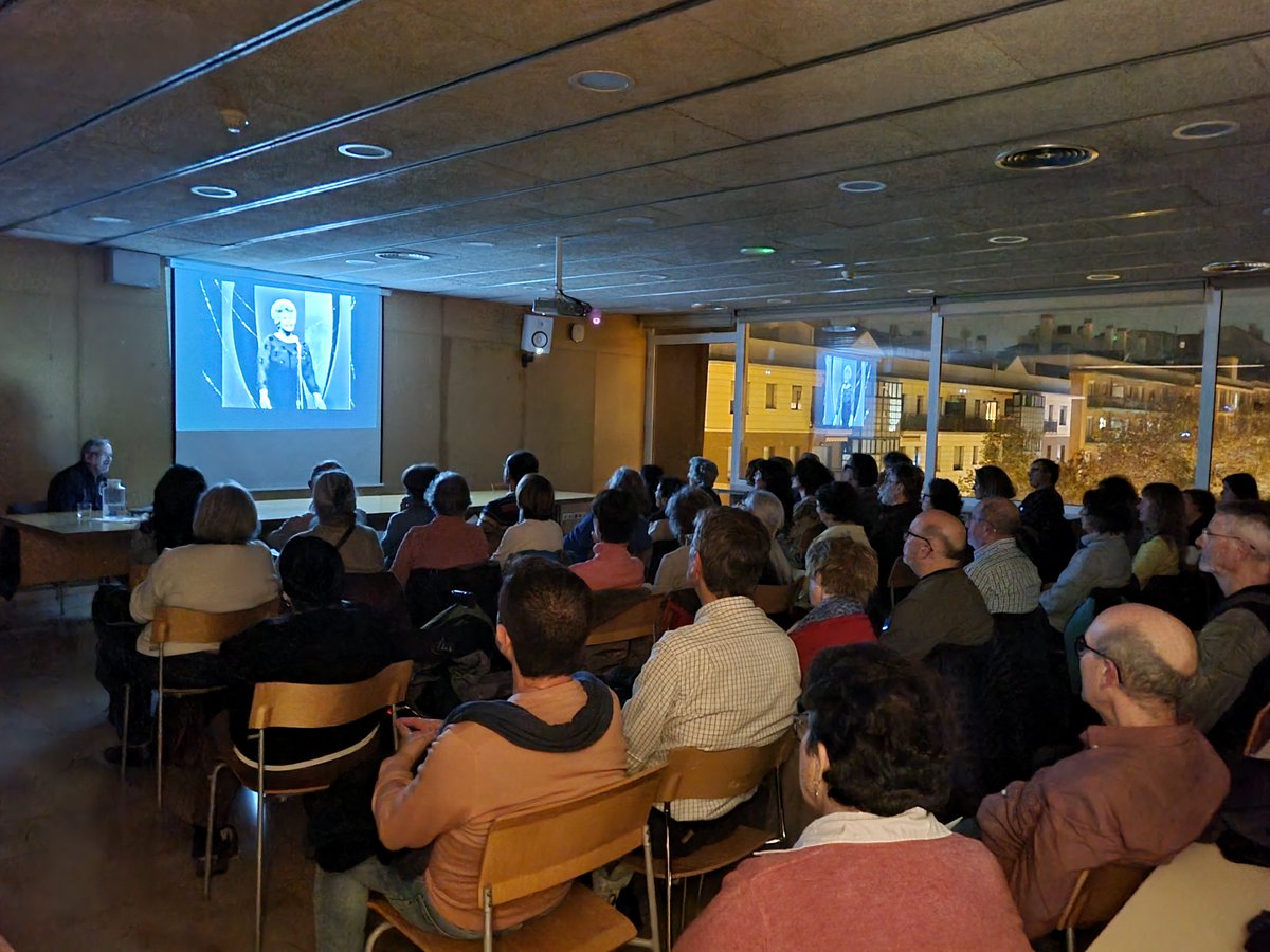 Tot un èxit la darrera sessió d'ahir a la tarda del 'Jazz en tres assalts'. Moltes gràcies tant als assistents com a la <a href="/TeresaVillaseca/">Teresa Torres Villaseca</a>! 👏👏👏