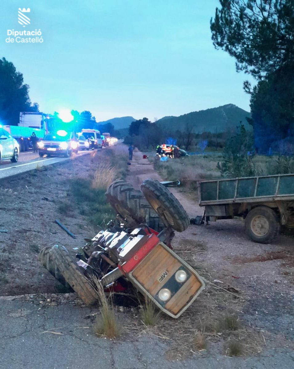 A primera hora de esta mañana efectivos <a href="/BombersDipcas/">Bombers Dipcas</a> parque Plana Alta han intervenido en un accidente de TFCO en #Vilafamés con un tractor y un turismo implicados. Bomberos han rescatado de interior del vehículo a uno de los dos ocupantes (mujer) que no presentaba atrapamiento