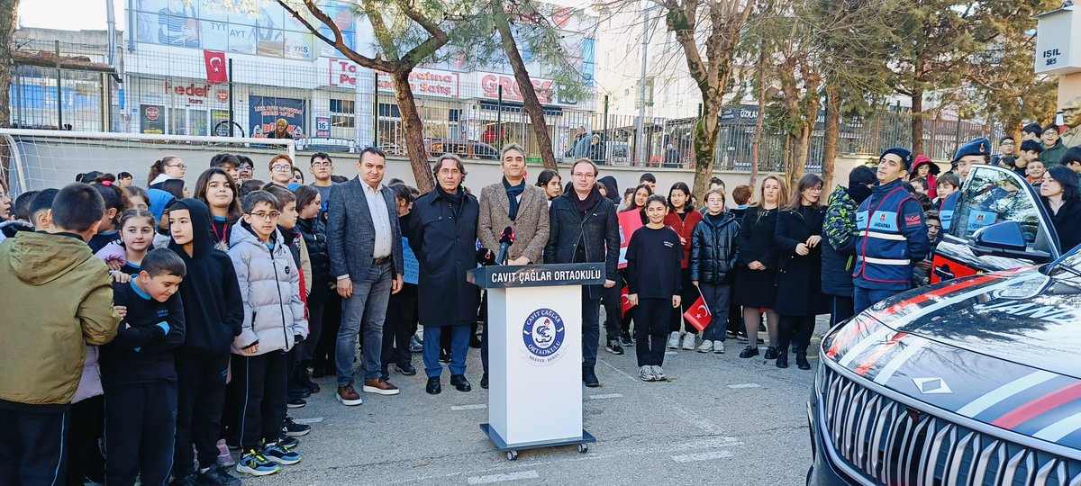 GaziogluMacide's tweet photo. Cavit Çağlar Ortaokulunda Togg ile Yerli Malı Kutlaması 

Yerli Malı Haftası Cavit Çağlar Ortaokulunda farklı kutlandı. Yapılan törene yüzde yüz yerli ve milli olan Togg arabasının katılımı ile öğrencilerin coşkulu karşılamasıyla kutlandı. @bursailmem16 @nilufermem16 https://t.co/ghKwSvOXB1