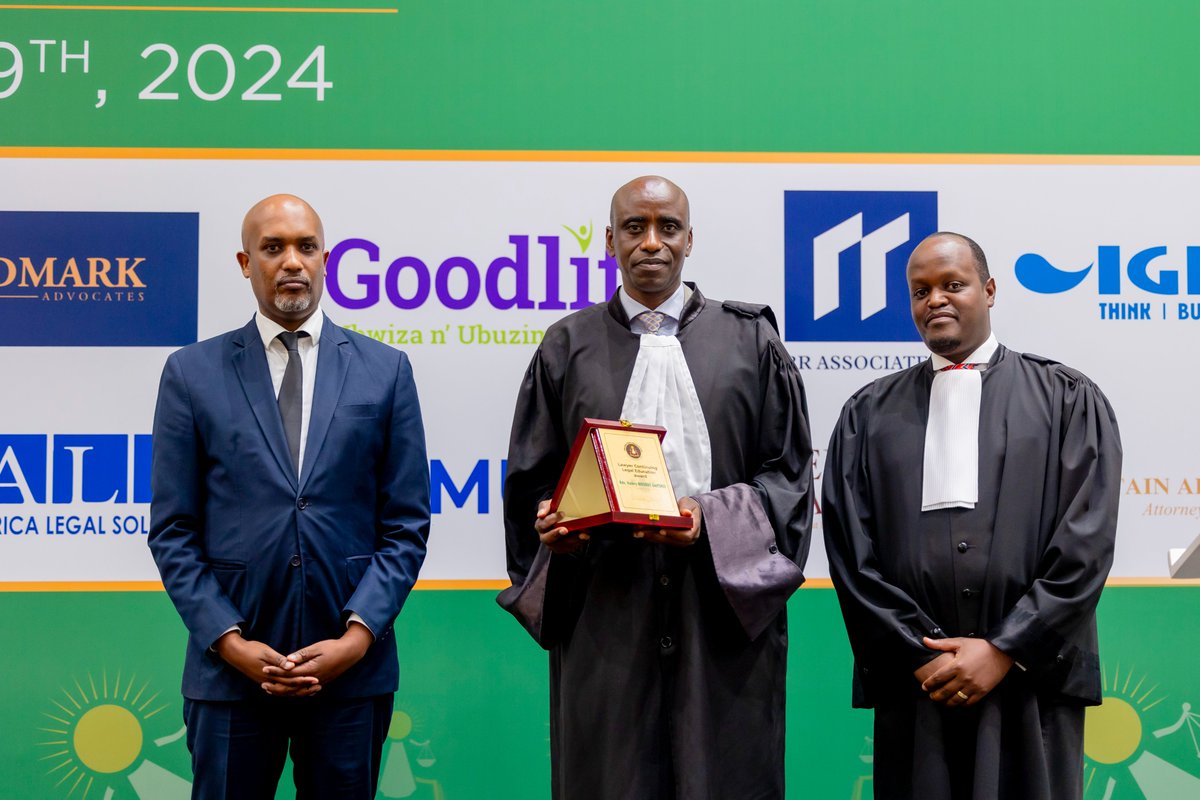 Rwanda_Bar's tweet photo. The President of the Bar @Moisenkunda, alongside Hon. Dr. Emmanuel Ugirashebuja, Minister of Justice and Attorney General, proudly recognizes this year’s top-performing advocates. Celebrating excellence and dedication in advancing the legal profession. #RBAAGM2024 https://t.co/MdO0tggMlo