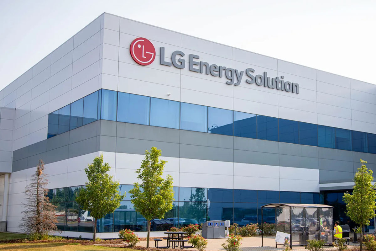 #LGES and JSW Energy could create a joint venture to establish a battery gigafactory in India. JSW Group, the Indian conglomerate that owns JSW Energy, may leverage the local battery plant to fulfil its ambition of launching a standalone EV company.  electrive.com/2024/12/19/lg-…