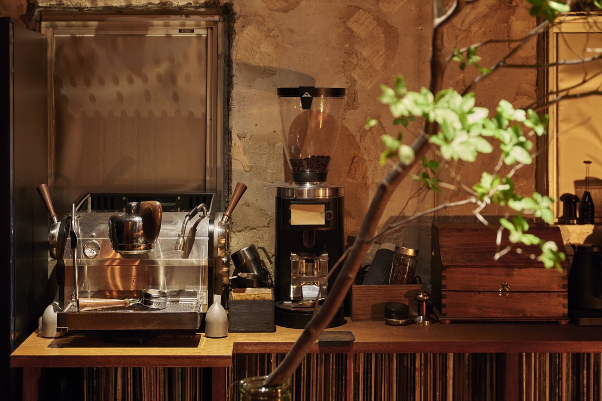 育てていく深紅のbar　-完成しない改修 -
コーヒーメーカー廻り

photo : yasuhiro takagi