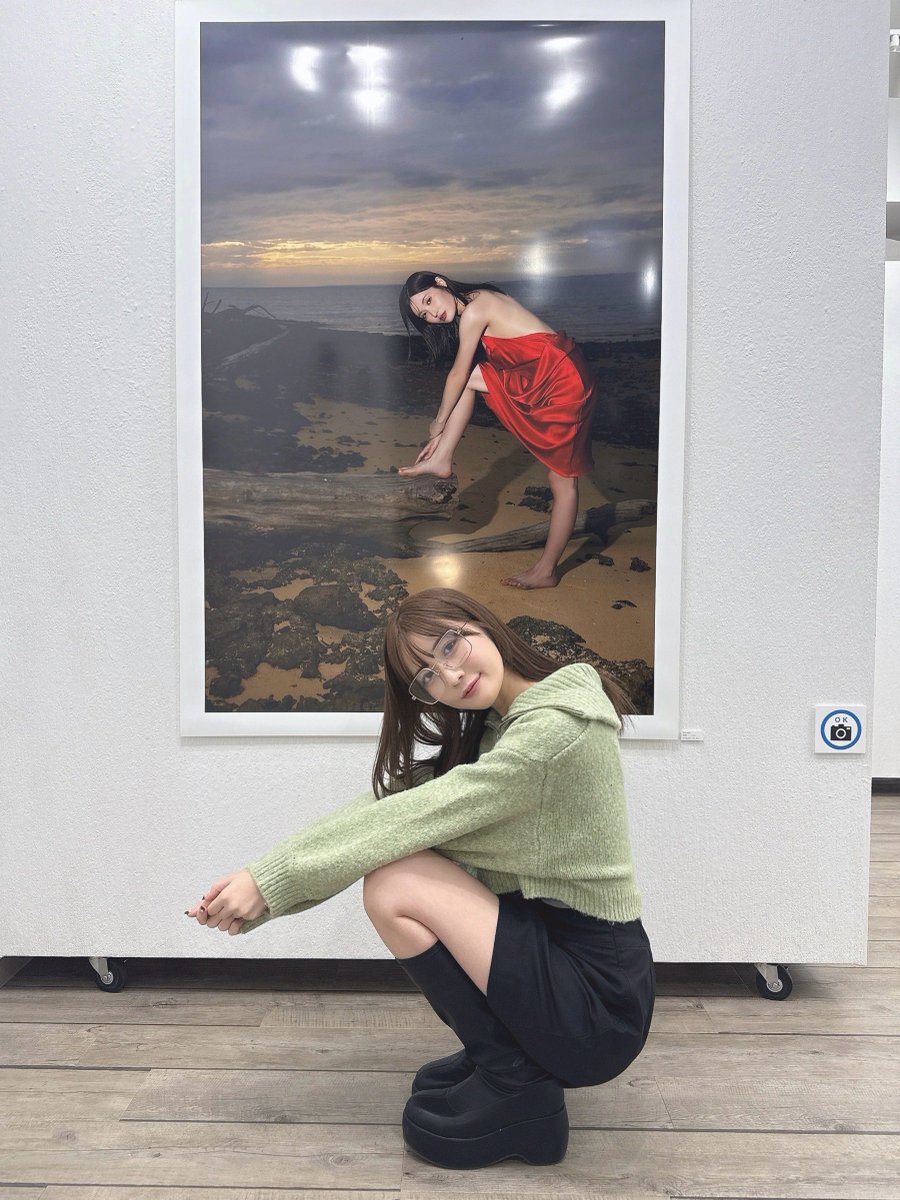 本日、写真展3日目
在廊予定の日ではなかったんですが
ちょっと顔出して来ました🫢

沢山の方に見に来てもらえたら嬉しいです！
今年ラスト藤森里穂に会いに来てください💗

୨୧┈┈┈┈┈┈┈┈ ୨୧

  明日は 13:00-21:00

  【在廊 18:00-20:00】

 お持ちしております💐

┈┈┈┈┈┈┈┈┈┈ https://t.co/9KByiqOQAC
