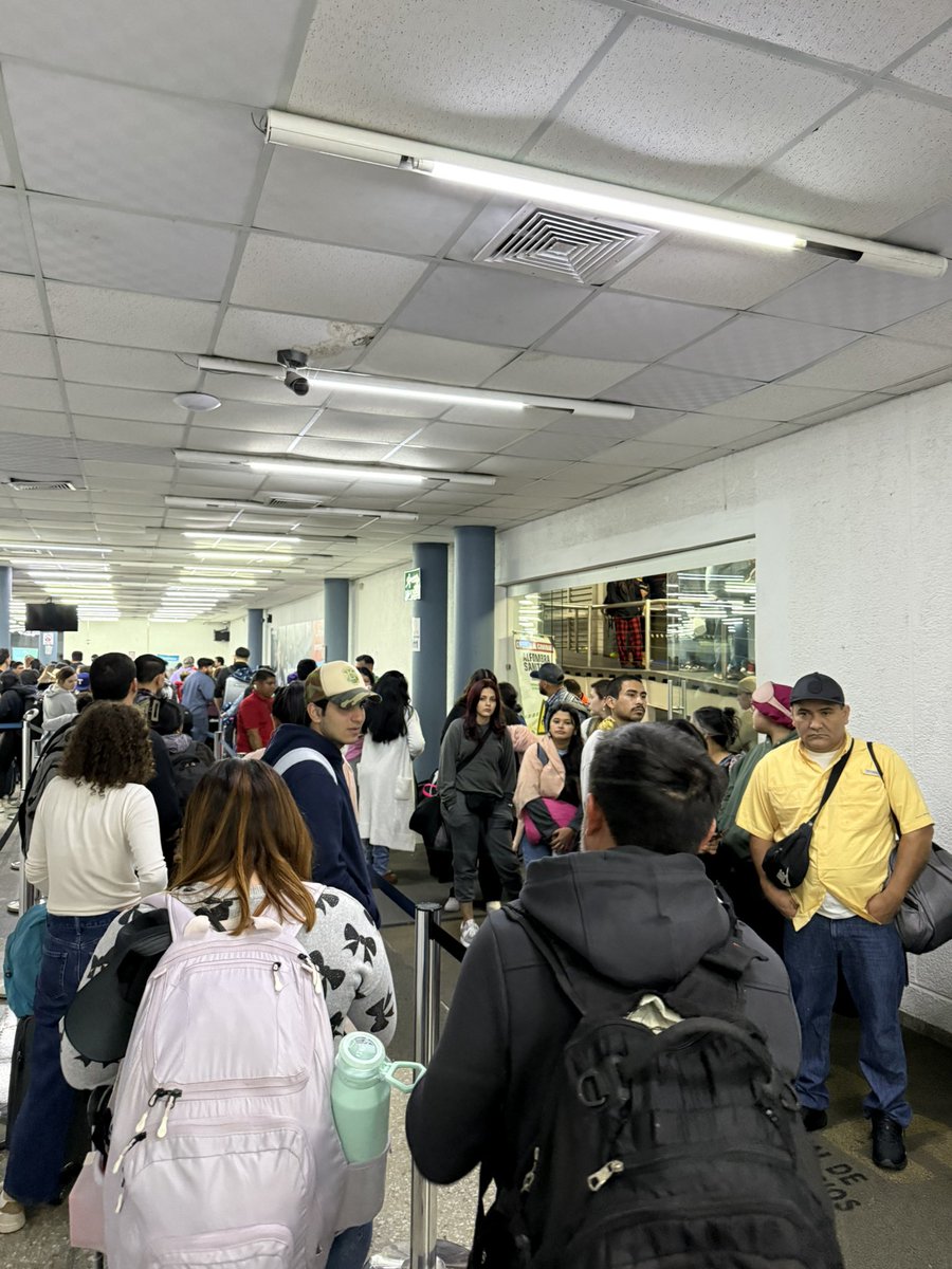 EstebanxLopez's tweet photo. Tomo hora y media hacer la fila en migración. Gracias por la bienvenida @GobiernoHN ! https://t.co/umtviTtlNc