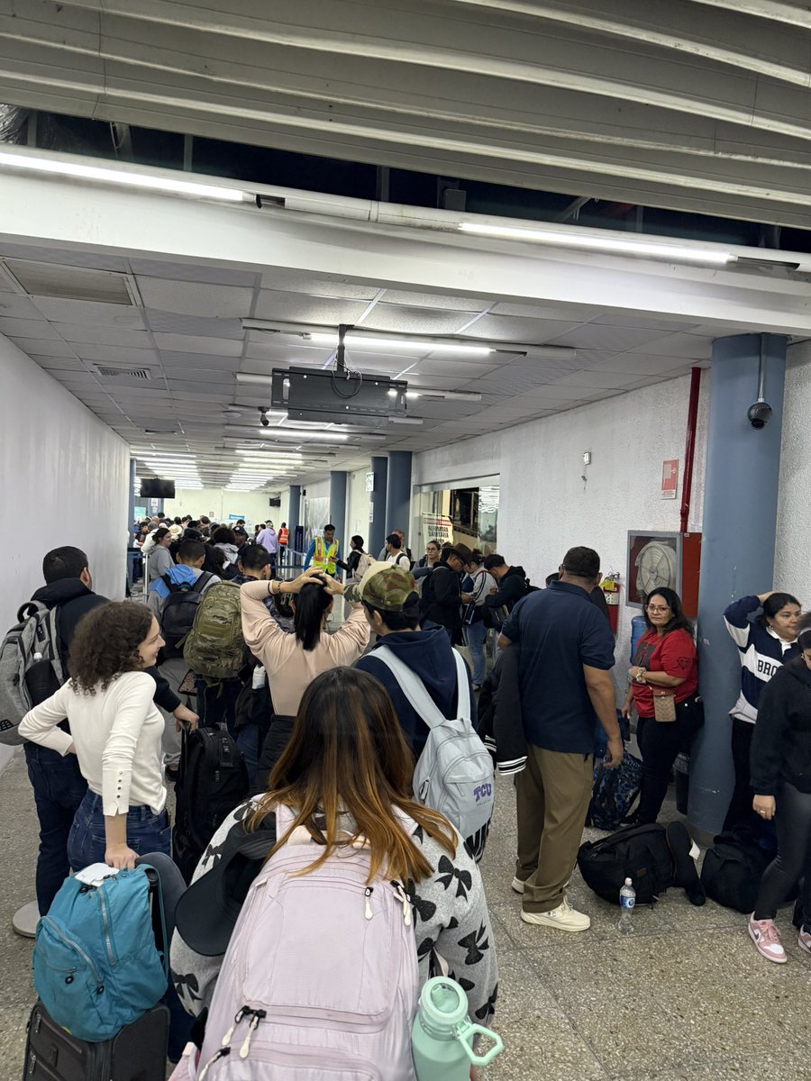 EstebanxLopez's tweet photo. Tomo hora y media hacer la fila en migración. Gracias por la bienvenida @GobiernoHN ! https://t.co/umtviTtlNc