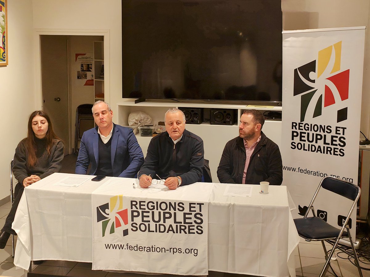 Début de la conférence de presse pour dénoncer la politique linguicide de la France avec <a href="/F_Alfonsi/">François Alfonsi</a> président de <a href="/RetPS/">Régions et Peuples solidaires (R&PS)</a>, <a href="/PeioDUFAU/">Peio DUFAU</a> député R&amp;PS-<a href="/EHBai/">EH Bai</a>, Mateu Pons Serradeil, avocat des communes catalanes attaquées par le préfet de région et <a href="/paulinesantelli/">Pauline Boutet-Santelli</a> membre du BF de R&amp;PS.