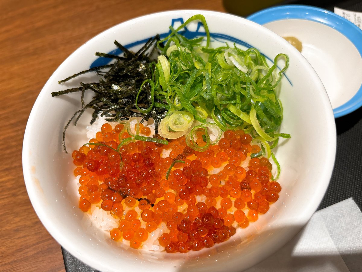 muttacke's tweet photo. 松屋のいくら丼しょぼすぎて笑ってる https://t.co/NT92tX7Erg