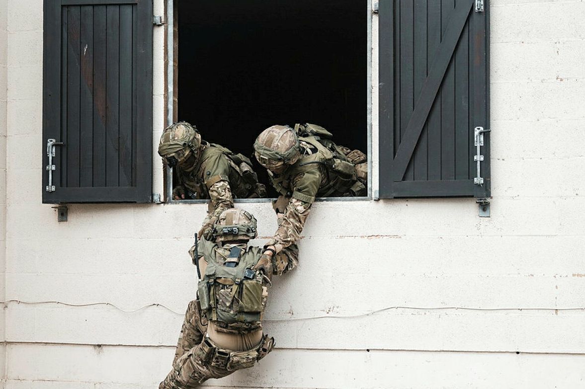 Army_Leadership's tweet image. Self-aware Army leaders inspire trust, adapt under pressure, and empower their teams. By knowing their strengths, weaknesses, and impact, they build resilient, agile units ready for any challenge. 

📸The Royal Yorkshire Regiment

#Leadership #MissionCommand #selfwareness