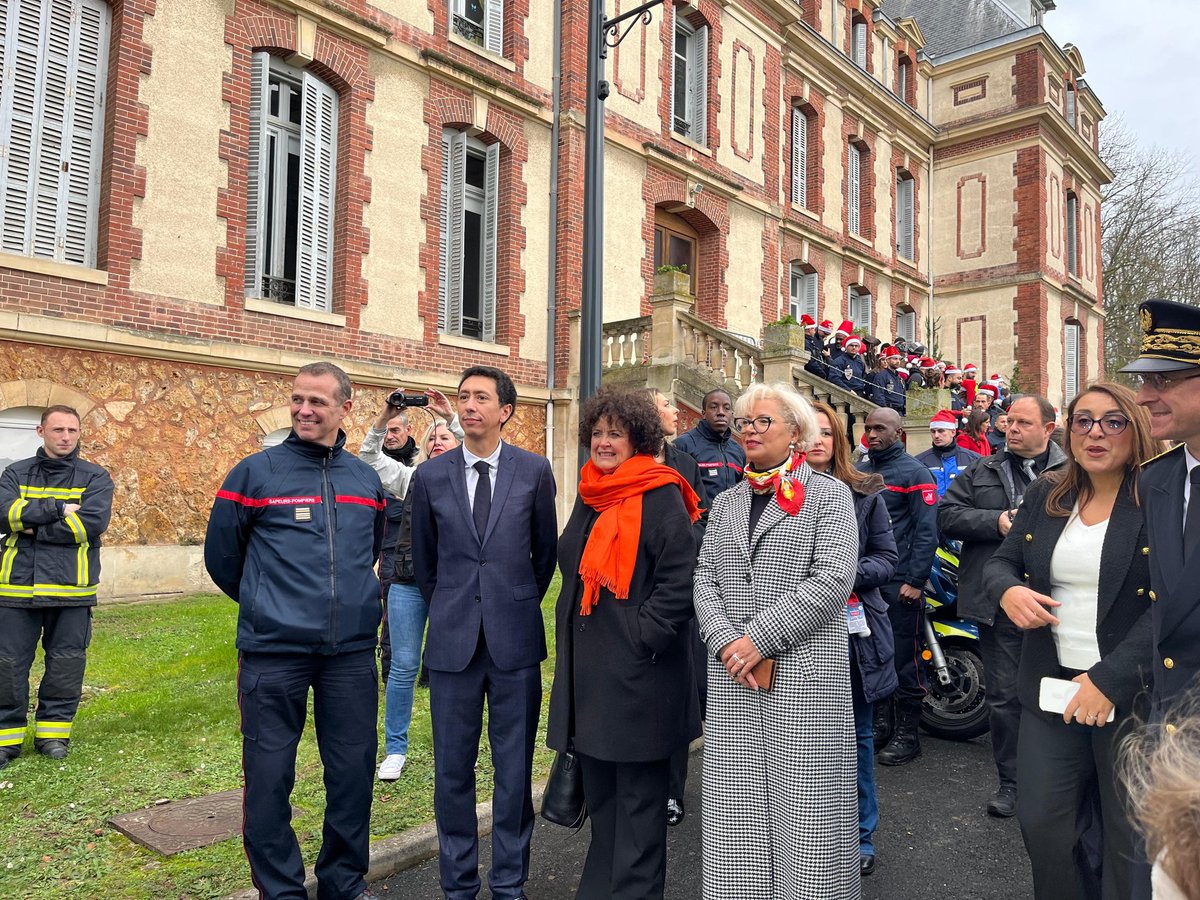 VincentMlld's tweet photo. 🎅👨🚒 #Solidarité opération #17sourirespourNoël organisée par le @Sdis_95 hier à #Margency en présence du Secrétaire d'État @othmannasrou et des élus et autorités du #ValdOise https://t.co/eFNBKxZfAo