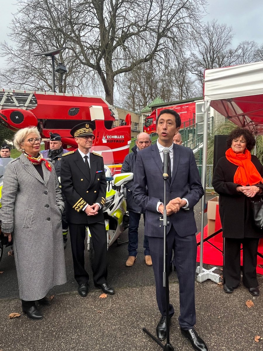 VincentMlld's tweet photo. 🎅👨🚒 #Solidarité opération #17sourirespourNoël organisée par le @Sdis_95 hier à #Margency en présence du Secrétaire d'État @othmannasrou et des élus et autorités du #ValdOise https://t.co/eFNBKxZfAo