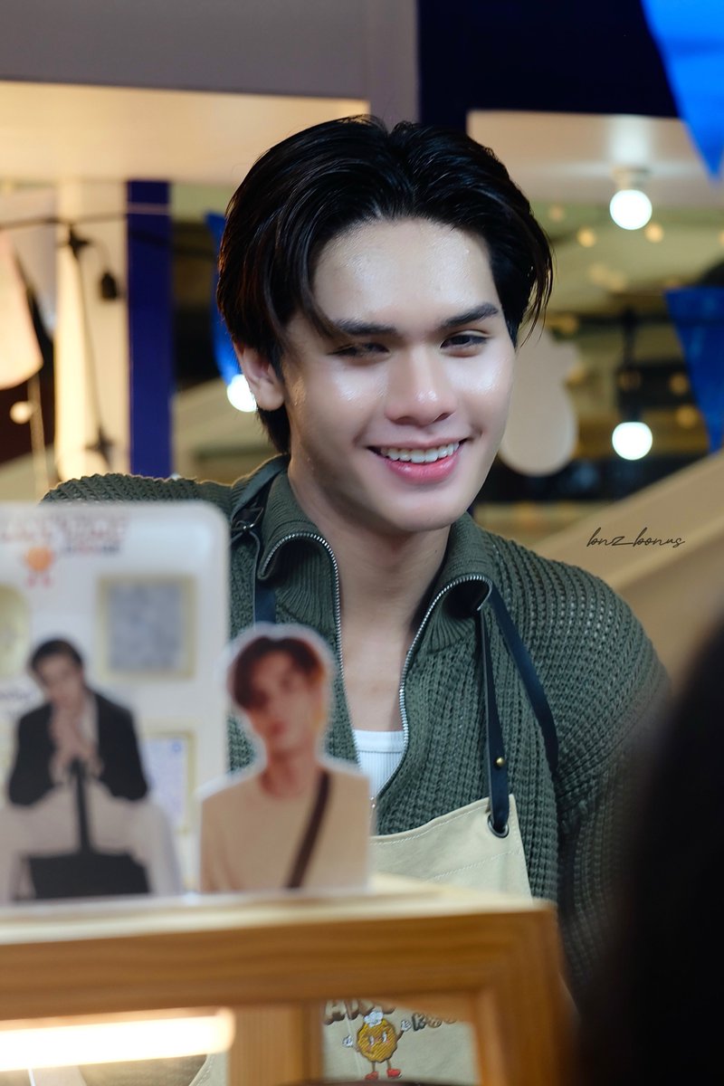 เมื่อวานแวะไปหาคุณหลานคนเก่งแล้ว เอ็นดูมาก นำเสนอขนมใหม่ๆใหญ่เลย อร่อยเหมือนเดิม ก็ว่าซื้อไปหลายอย่างละนะเมื่อวาน ตอนนี้หมดละค่ะ 😂 ใครสะดวกแวะไปอุดหนุนขนมหลานบอสได้นะคะ สยามดิส ชั้น3 น้องอยู่ถึง 22 ธ.ค. ค่ะ ขนมอร่อยทุกอย่าง พ่อค้าน่ารักมากก🥹
#blpboss
#AnytimeKookie