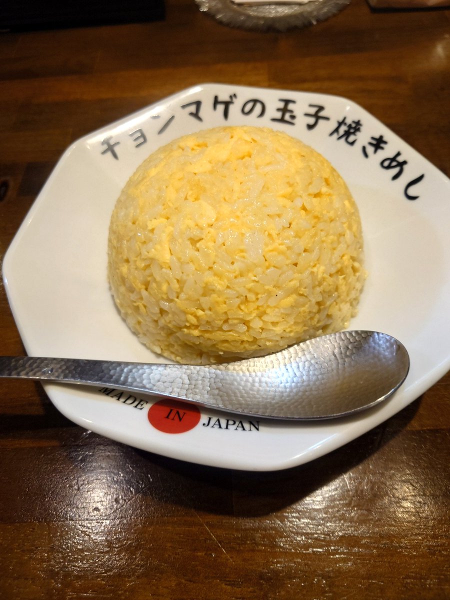 nobuyan125's tweet photo. らーめんチョンマゲ三宮店🍜チャーシュー麺壱（醤油ラーメン）です。
前回たまごやきめし食べそこねたのでリベンジ☺️シンプルですがクセになる美味しさ🍚
醤油ラーメンは
土佐のかつお節と日高昆布の出汁に秘伝の香味油に厳選醤油は少し甘く優しい味で美味しいです。 https://t.co/SQHTHH9r6v