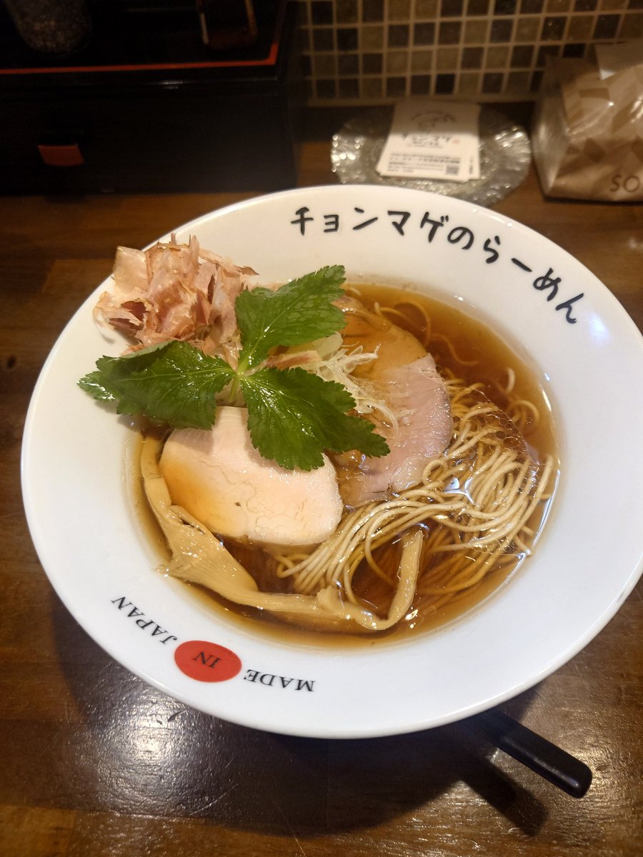 nobuyan125's tweet photo. らーめんチョンマゲ三宮店🍜チャーシュー麺壱（醤油ラーメン）です。
前回たまごやきめし食べそこねたのでリベンジ☺️シンプルですがクセになる美味しさ🍚
醤油ラーメンは
土佐のかつお節と日高昆布の出汁に秘伝の香味油に厳選醤油は少し甘く優しい味で美味しいです。 https://t.co/SQHTHH9r6v