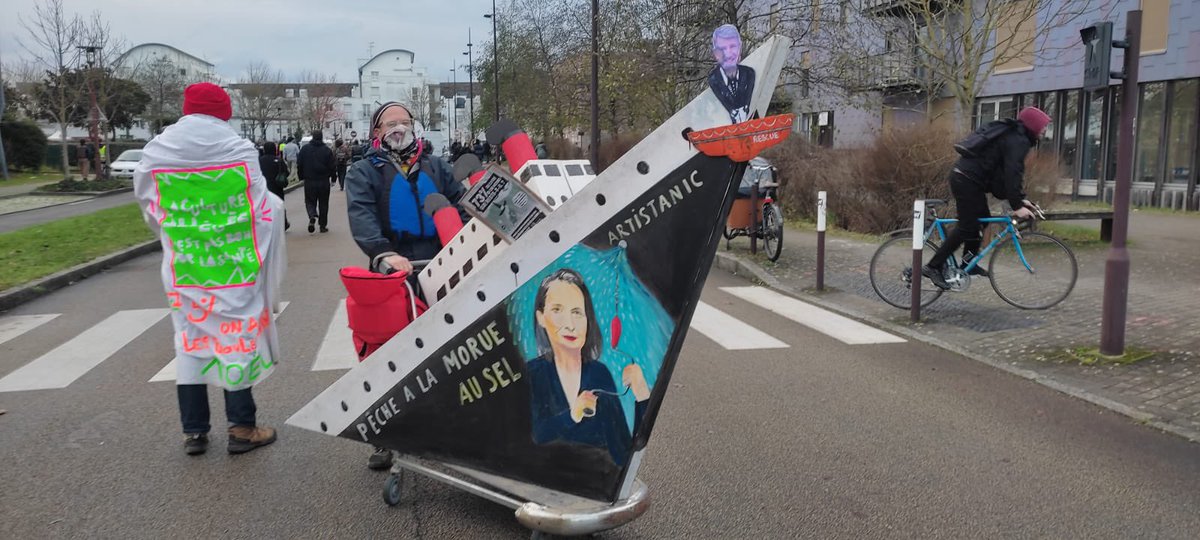 HIT WEST (@radio_hitwest) on Twitter photo Manifestation devant l’Hotel de Région des <a href="/paysdelaloire/">Pays de la Loire</a> ce matin, pour s’opposer aux économies écrites dans le budget 2025 Manifestation devant l’Hotel de Région des <a href="/paysdelaloire/">Pays de la Loire</a> ce matin, pour s’opposer aux économies écrites dans le budget 2025