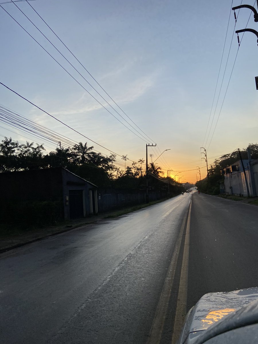 italocrfla's tweet image. Bom dia, galeraaaaa!

Que Deus abençoe essa quinta-feira e que Ele possa guiar o nosso caminho! A correria já começou foi cedo por aqui! 🙏🏻

📸: Registro do nascer do sol, verdadeira obra divina.