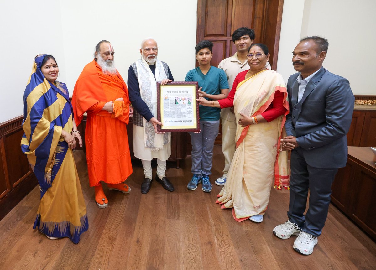 SumitraBJPMP's tweet image. देश के यशस्वी प्रधानमंत्री आदरणीय श्री @narendramodi जी से सपरिवार भेंट कर उनका आशीर्वाद और स्नेह प्राप्त करने का सौभाग्य मिला। 

उनकी विनम्रता, अटूट समर्पण और जनसेवा की भावना सम्पूर्ण देशवासियों के लिए एक प्रेरणा है। उनका मार्गदर्शन और स्नेह सदैव हमारी प्रेरणा बनेगा।
