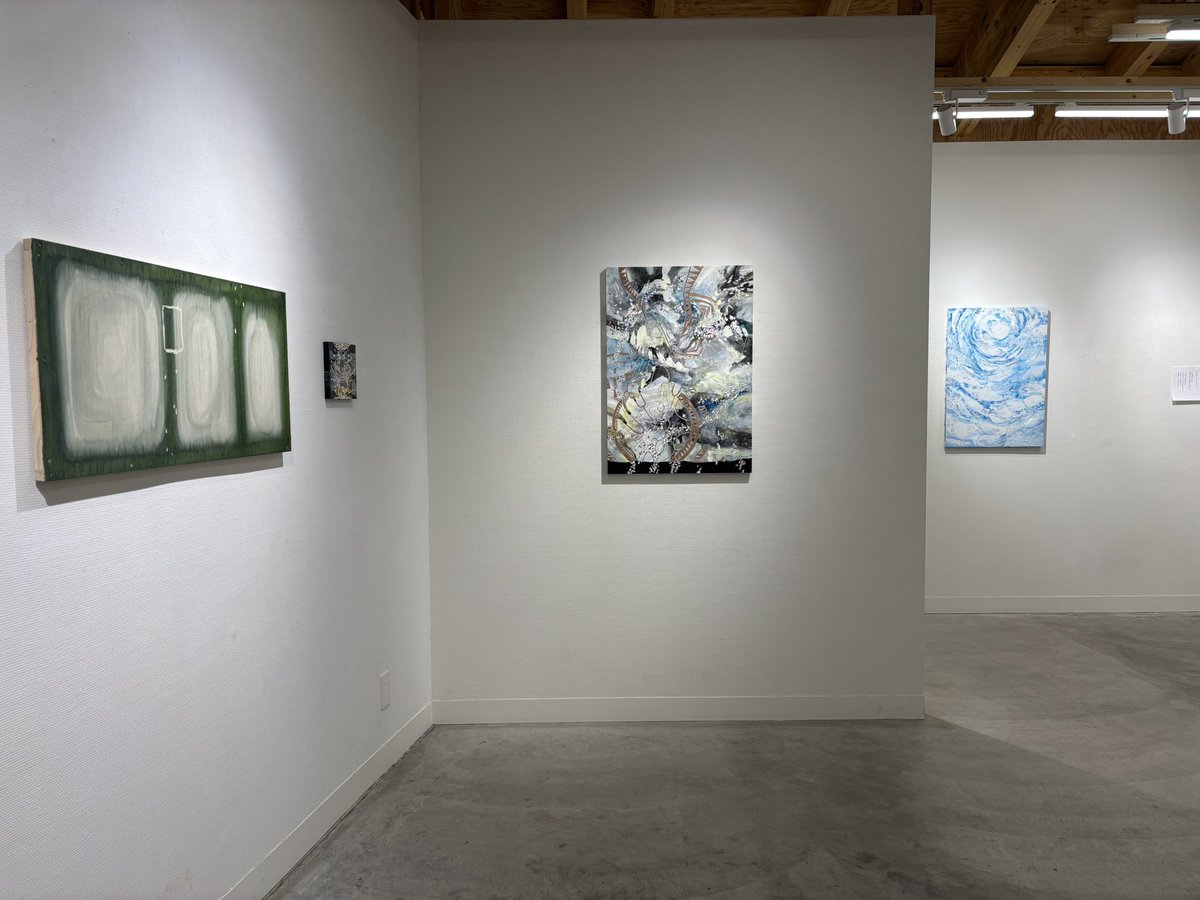 ギャラリー 門馬（旭ヶ丘2）では、「あなたの見た地平の数を私は知らない（Re: View）鼓代弥生」が開催中。アクリルによる抽象画+彫 と、拝見しました。入場無料 12/22（日）まで