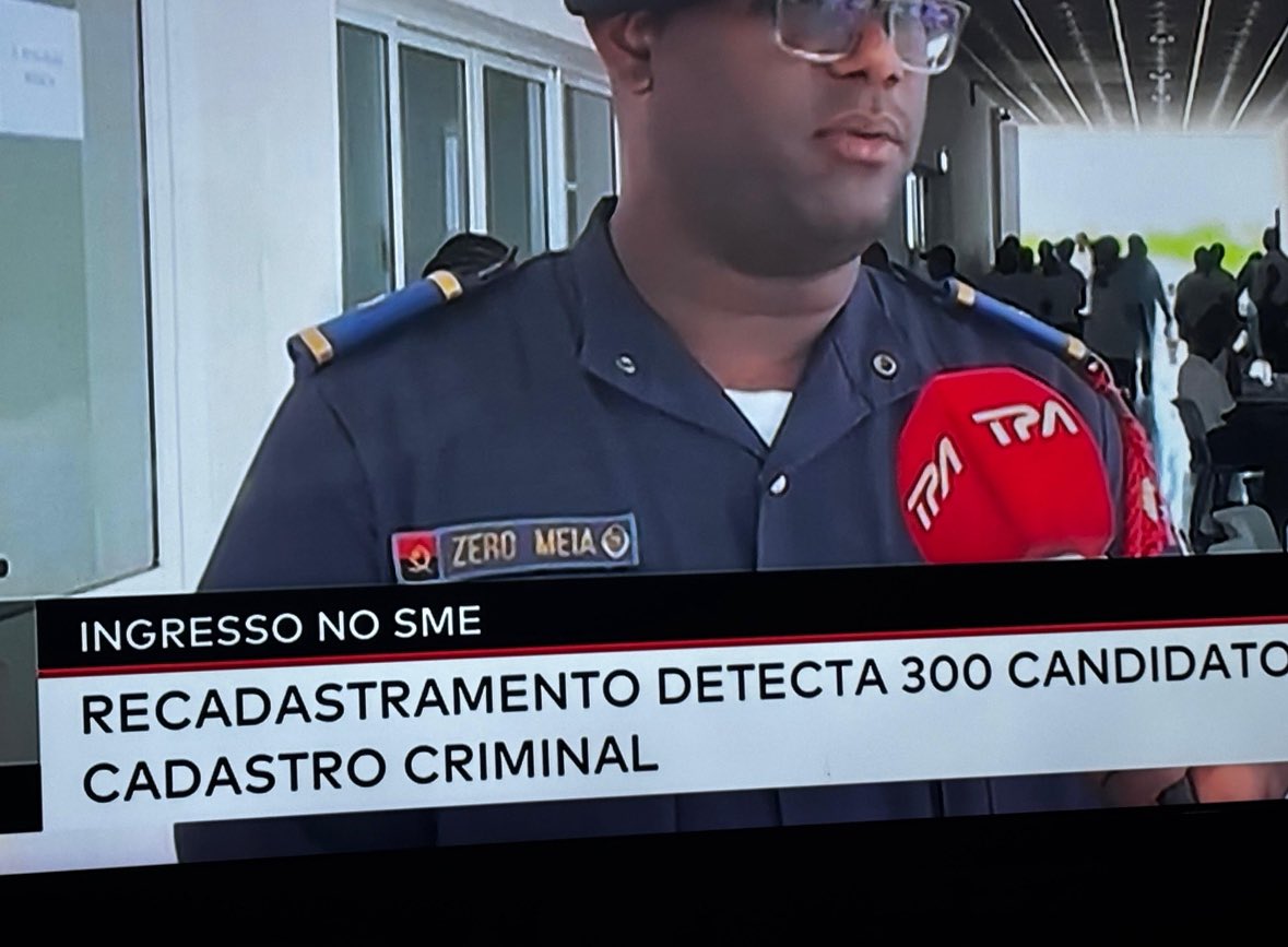 Ovskyto's tweet image. Os nossos agentes da defesa e segurança só servem para bater nos manifestantes. Tudo resto são uns bons pra NADA! Parecem mais uns Operativos a controlarem os estacionamentos, do q agentes da ordem e da segurança! #DeveriamOassarTodosPeloCrivo #Incompetentes #instituiçãoDaPimpa🥵