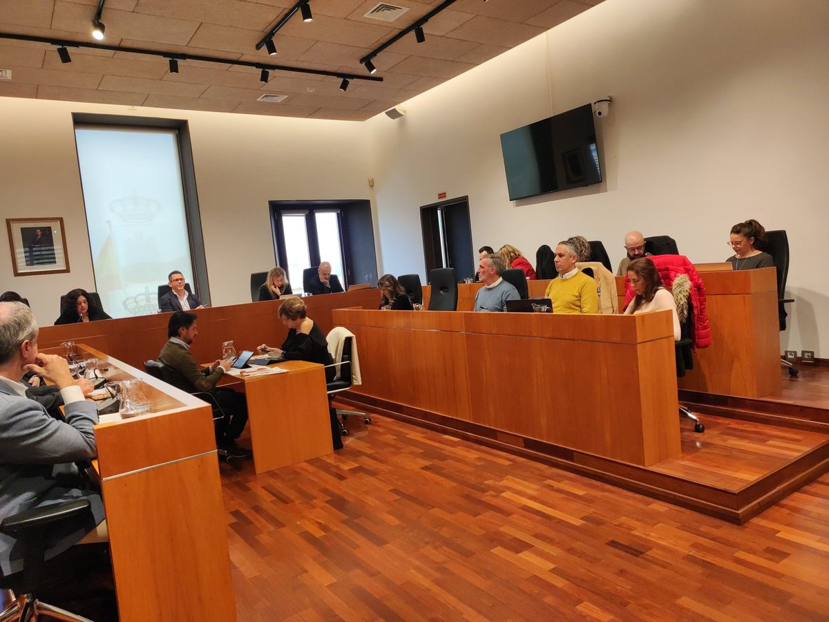 Avui Vila aprova uns pressuposts pobres, amb cap idea de ciutat i plens de fum. 0 inversions en vivenda, baixades en mobilitat, parcs infantils, modernització...
Els pressuposts + importants de la legislatura no duen cap projecte real, però sí molts d'€ per autobombo #PPintaMal