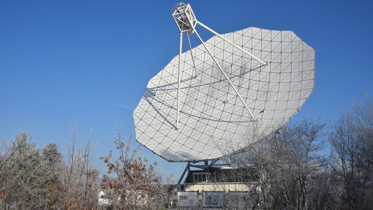Op zondag 22 december geven we rondleidingen in de radiotelescoop! Reserveer een plekje via camras.nl en kom overdag sterrenkijken. Bijvoorbeeld een pulsar of een quasar. Extra leuk in de winter: het centrum van de Melkweg is overdag waar te nemen.