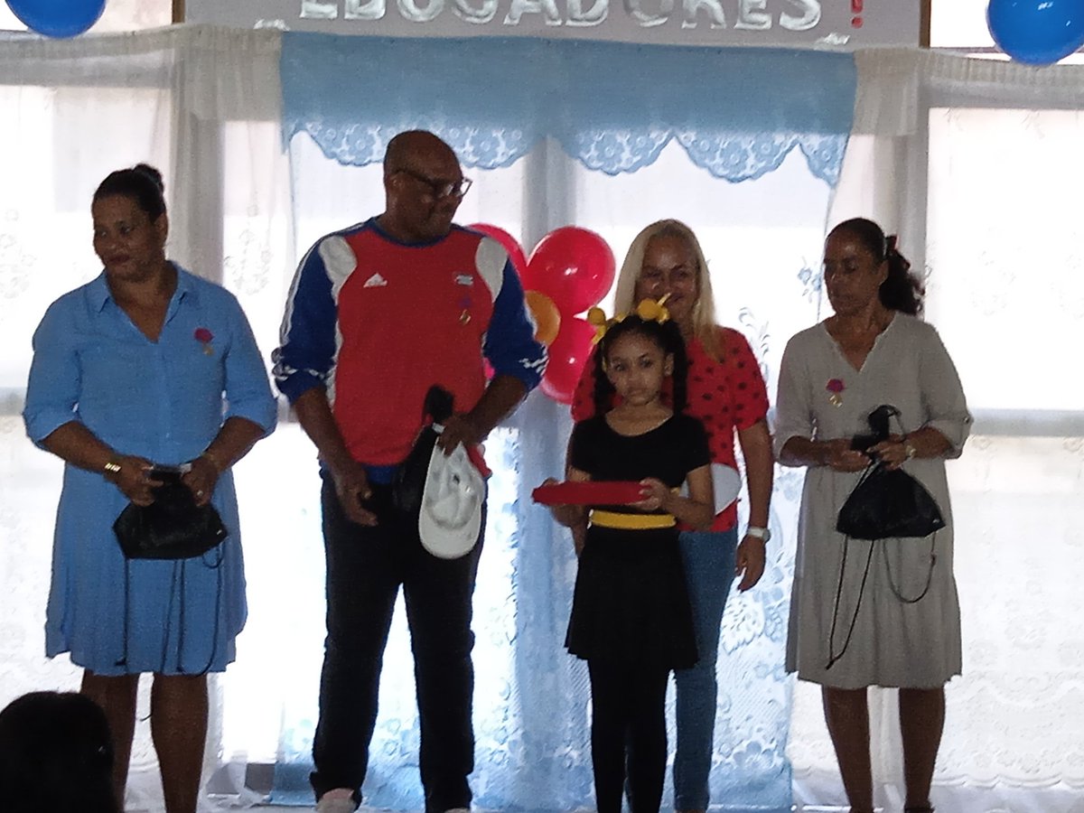 El Instituto Politécnico Economía Habana fue el escenario de un emotivo acto municipal en celebración del Día del Educador, donde se rindió homenaje a la labor de los docentes en la formación de las nuevas generaciones. <a href="/DirectEducaHab/">Karenia Marrero Arrechea</a> <a href="/educacion_el/">Cerro Dirección General de Educación</a> <a href="/OsoriaLautin/">Kirenia Osoria Lautin</a>  <a href="/AnPrevost/">Yoliván Prevost Candó</a>