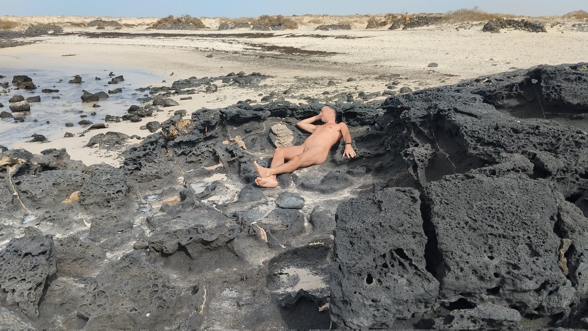 Canapé cailloux finalement confortable.
#naturisme