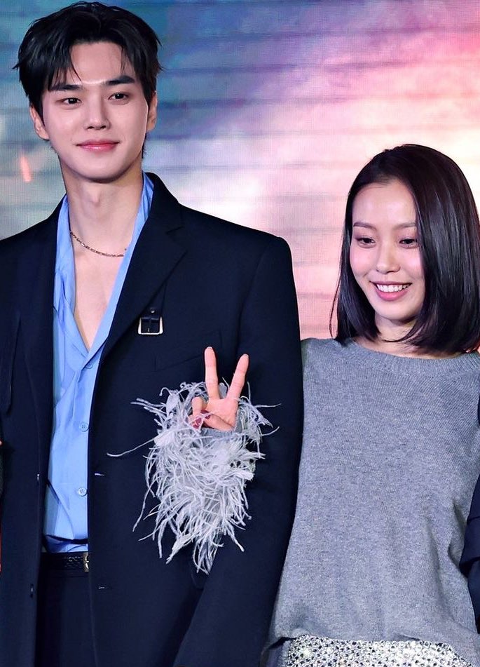 ydm_gms's tweet photo. two pretty and successful bestfriends https://t.co/YpcgZAO35j