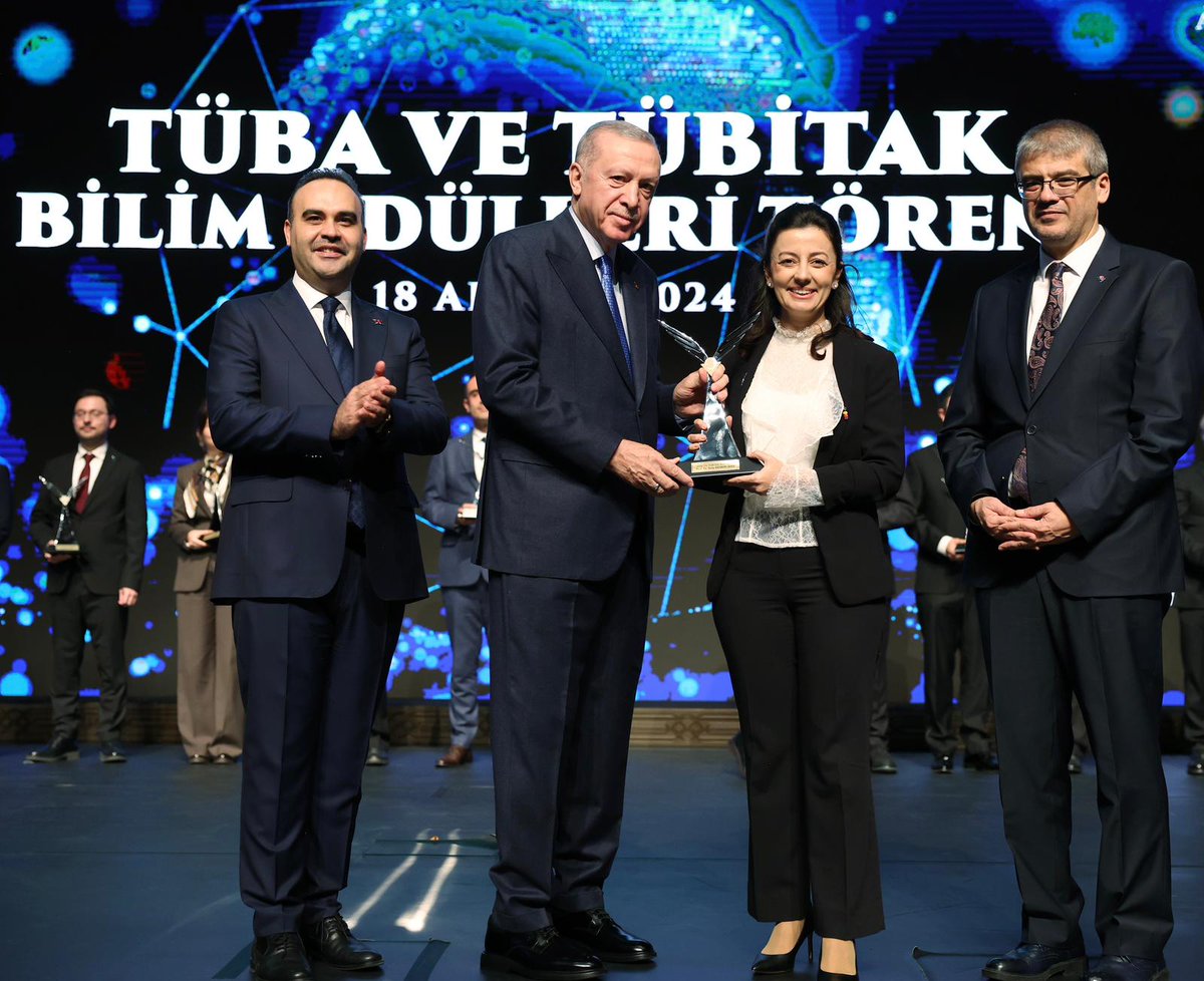 GroupKeskin's tweet image. We’re beyond proud to share that our advisor, Prof. Dr. @SedaKeskinAvci1, has been honored with the TÜBİTAK Science Award, Turkey’s highest recognition in science, for her pioneering work on nanomaterials for sustainable, clean energy! ✨💫
Congrats to her and fellow professors!