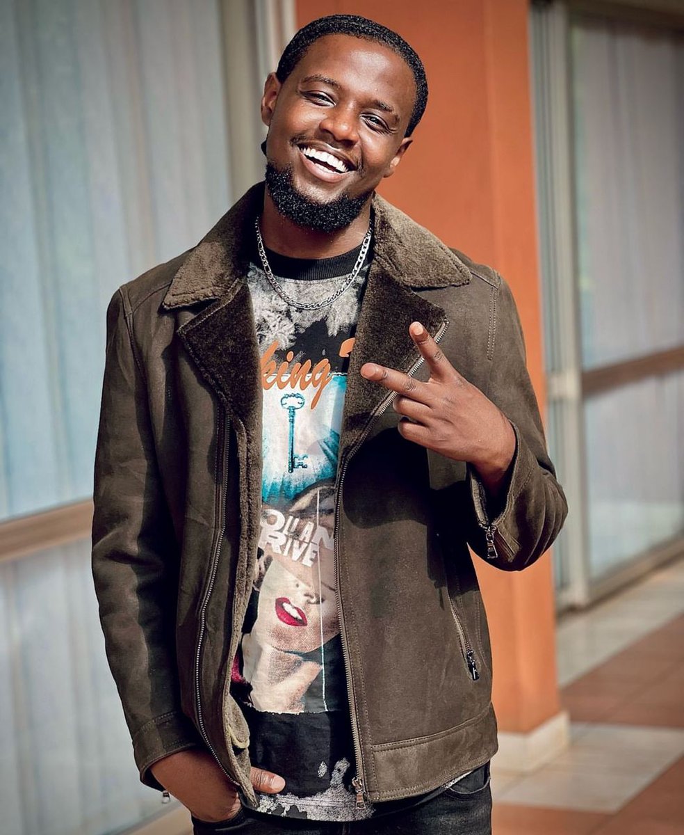 sparktvuganda's tweet photo. Do you realise that when it rains, time moves fast, and that works in our favor? Can't imagine it's 1pm already!! Request as many songs as you can. Let give the DJ some work this afternoon. YEA!!!
#ChezaDotCom #Selfies #Requests #ThroBackThursday https://t.co/dFIl5tFFbL